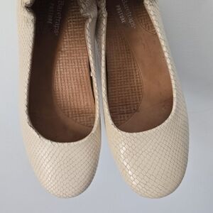 BARETRAPS POSTURE Women's Cream Ballet Flats